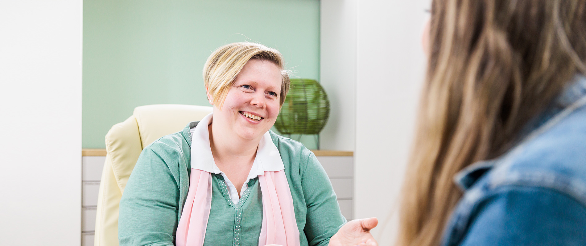 Frauenärztin Elena Stanitzok im Gespräch mit einer Patientin
