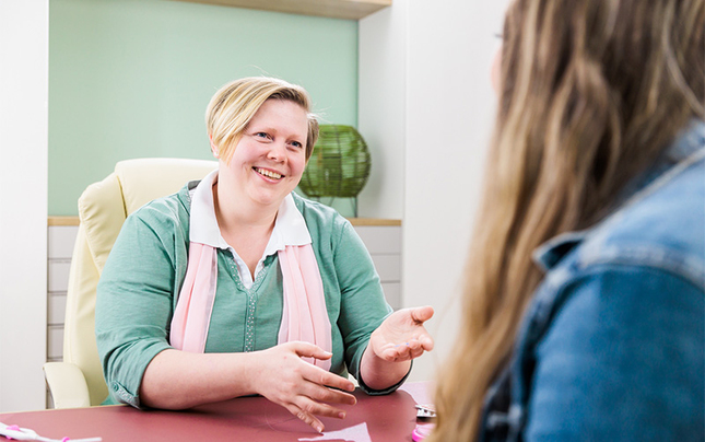 Frauenärztin Elena Stanitzok im Patientengespräch