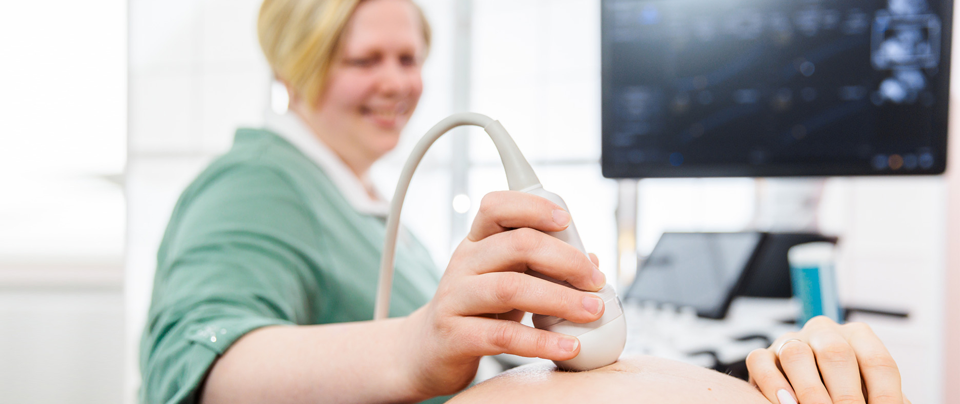 Frauenärztin Elena Stanitzok bei der Ultraschallbehandlung