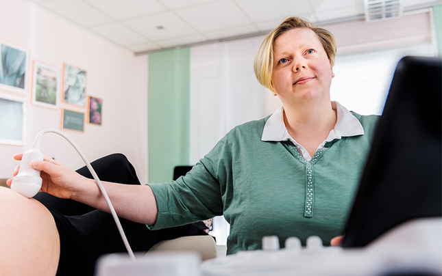 Frauenärztin Elena Stanitzok bei einer Patientenberatung